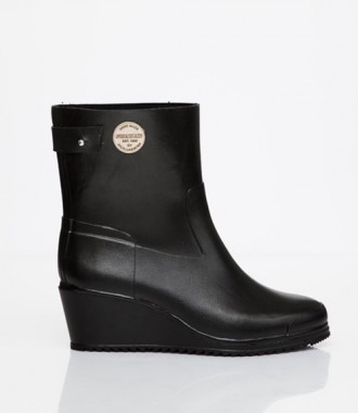 Women s rain boots Wear stylish Waterproof boots this Autumn
