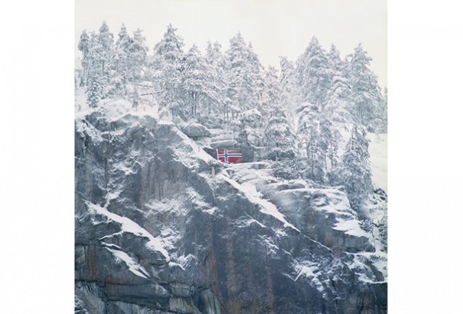 Johansen-Og-høyt-i-toppen-det-norske-flagg-2008-C-print-120-x-125-cm
